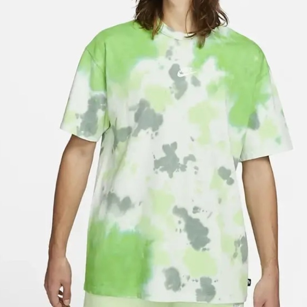 NIKE SPORTSWEAR PREMIUM ESSENTIALS OVERSIZED MEAN GREEN TIE DYE TEE SIZE: MEDIUM
